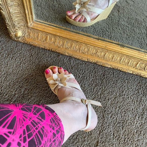 Born Women's Ivory Flower Leather Wedge Ankle Strap Woman Sz. 11 Barbiecore EUC - Picture 5 of 9